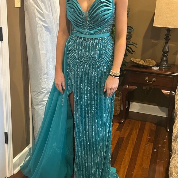 Beautiful emerald pageant dress TAGS STILL ON! - Picture 2 of 4